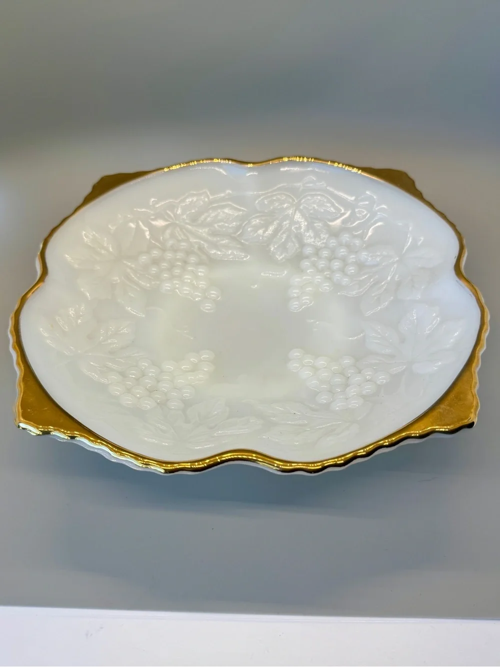 EUC Vintage Anchor Hocking White Milk Glass Footed Bowl w/Gold Trim